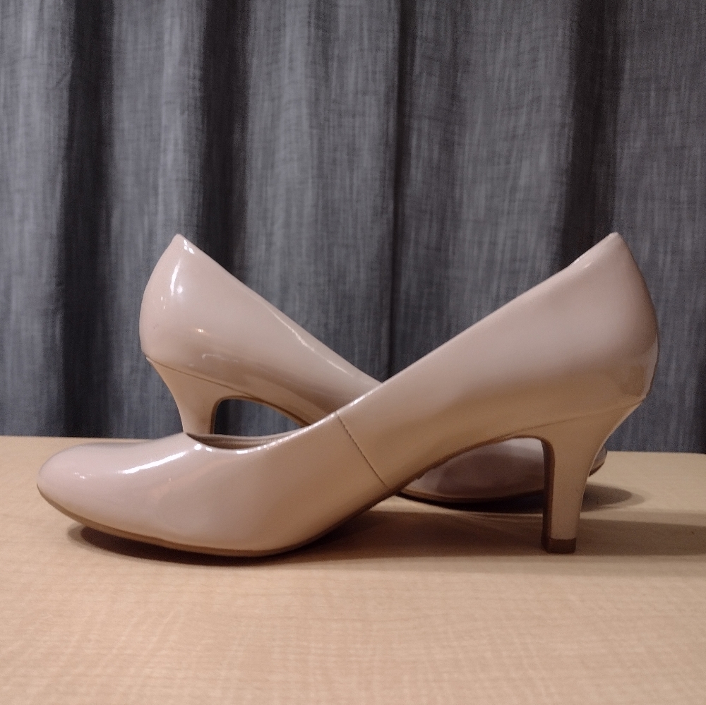 Classic Women's Patent Mid-Heel Pumps in Nude - Picture 4 of 13